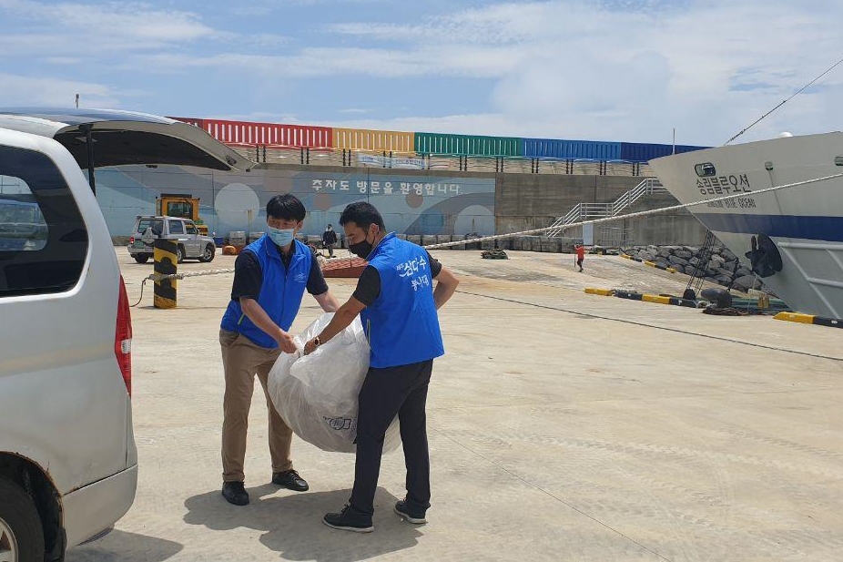 사진2. 해양쓰레기 수거하는 삼다수 봉사대