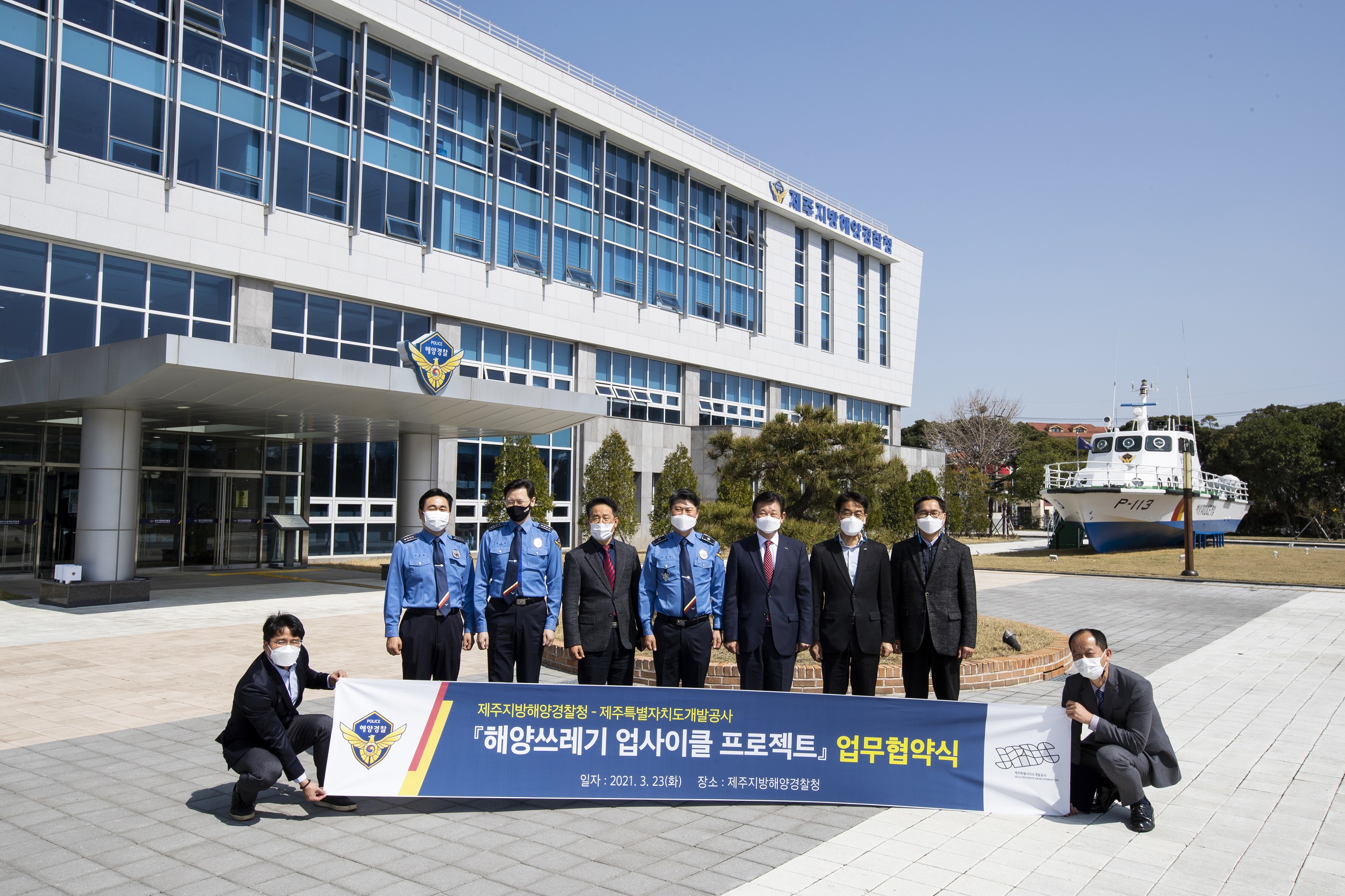 사진2. 해양쓰레기 업사이클 프로젝트 단체사진