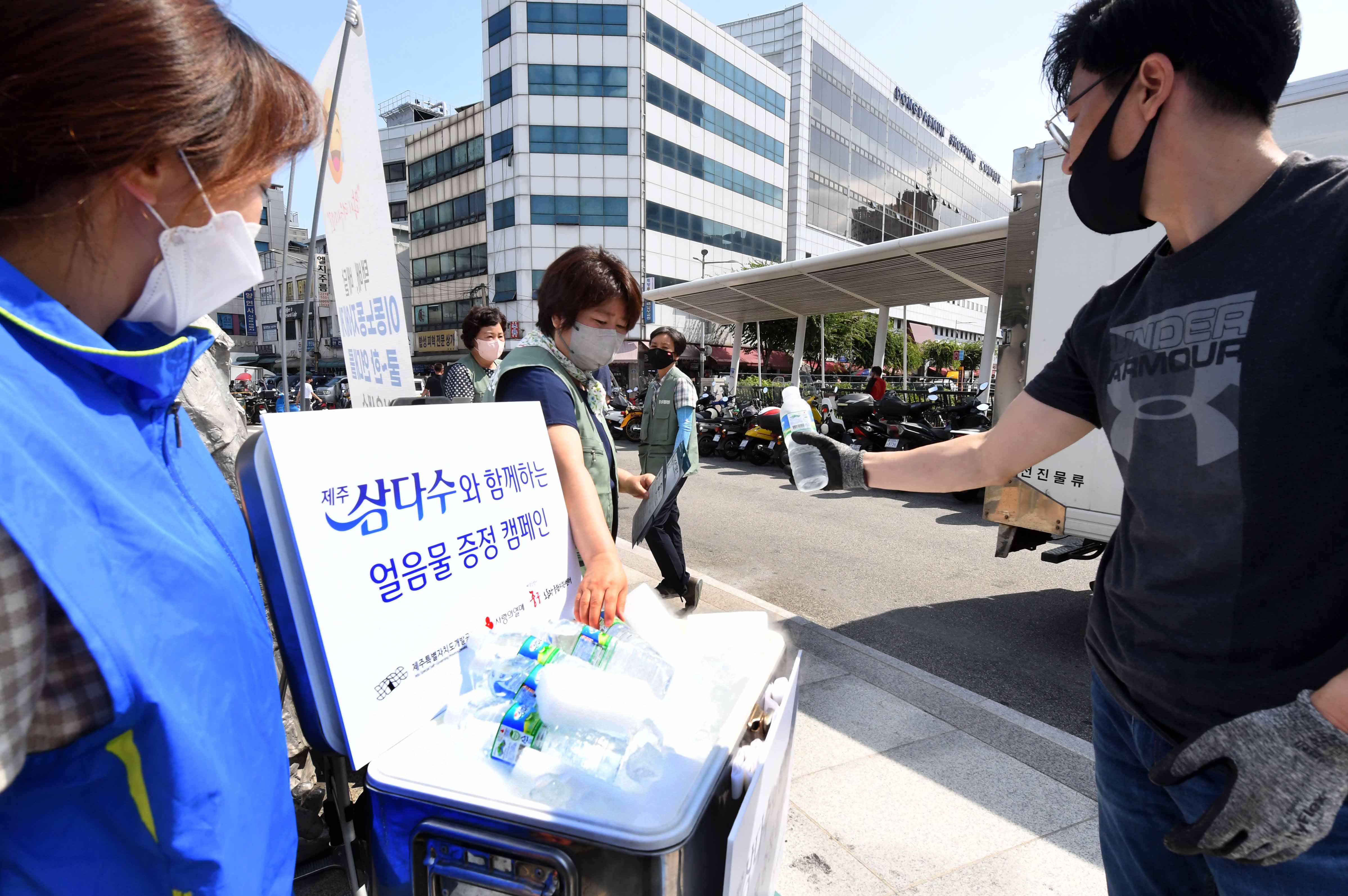 사진. 제주삼다수, 이동노동 종사자에 제주삼다수 증정(2)