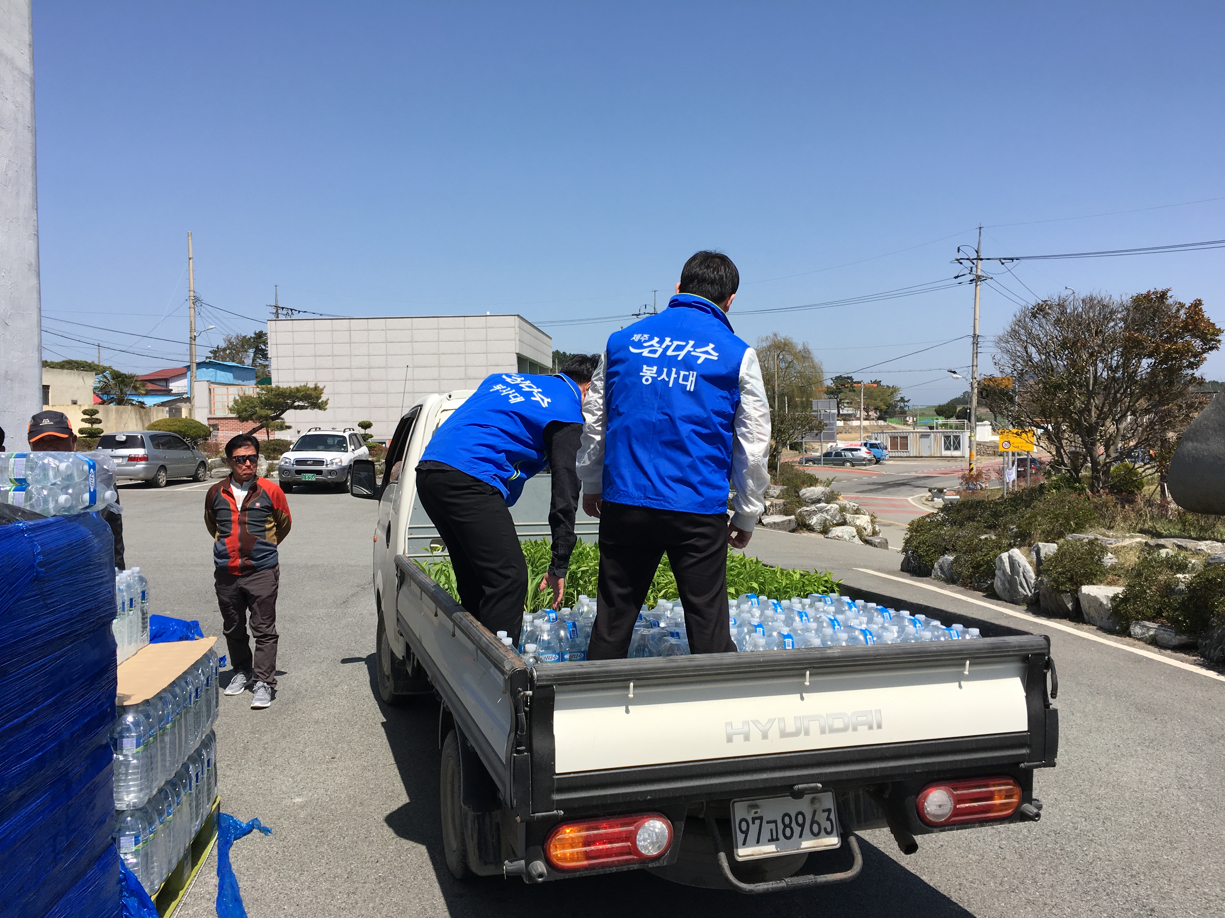 삼다수를 차에 싣고 있는 사진2