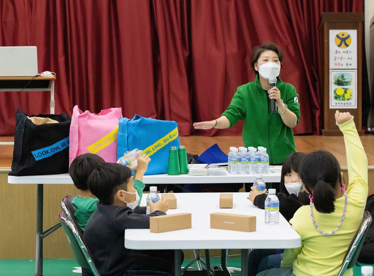 사진2. 10일 추자초등학교에서 진행된 ‘페트병이 가방이 된다고’ 프로그램 사진