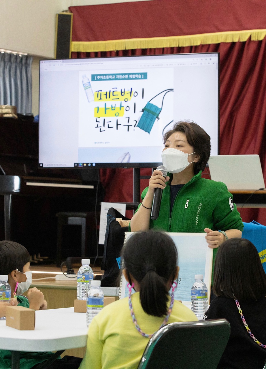 사진1. 10일 추자초등학교에서 진행된 ‘페트병이 가방이 된다고’ 프로그램 사진