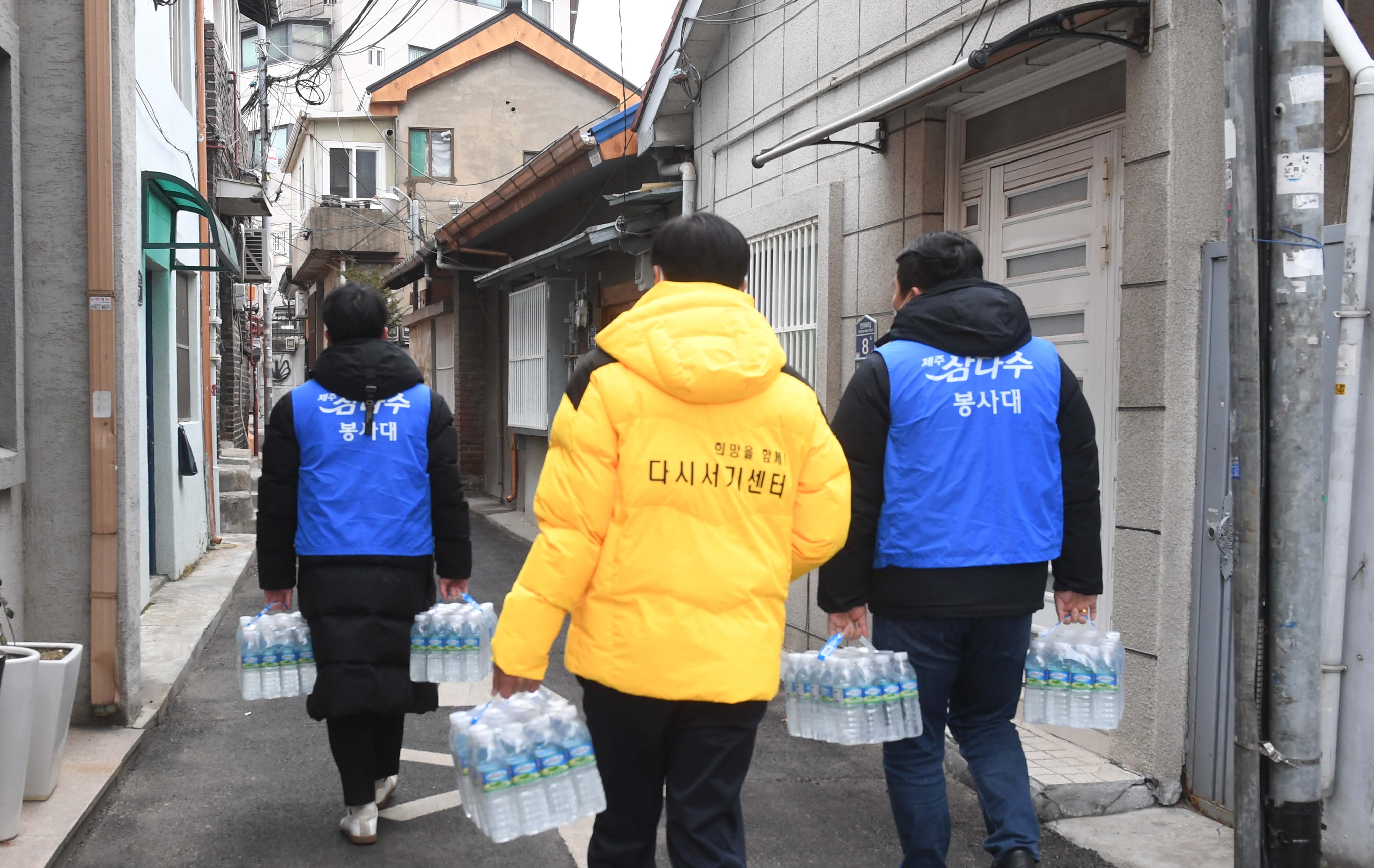 사진5) 제주개발공사 제주삼다수 봉사대원들이 용산구에 위치한 취약계층 가구에게 삼다수를 전달하기 위해 이동중에 있다.