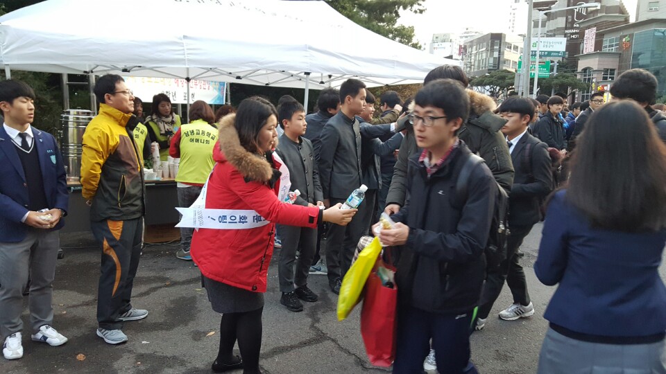 수험생에게 삼다수 나눠주고 있는 사진