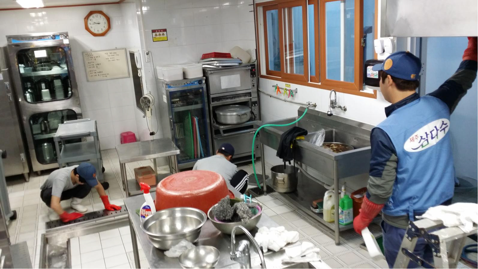 삼다수 봉사대 사랑나눔 봉사활동 모습 (활동모습 식당 청소)